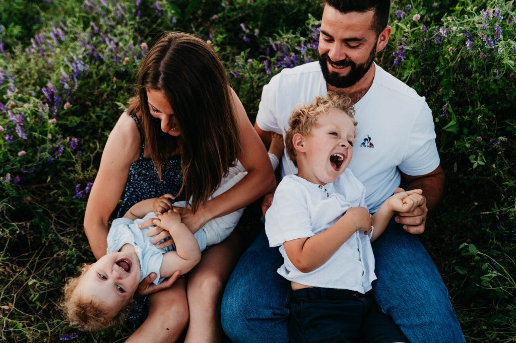 Photographe famille jeux avec enfants Beaujolais
