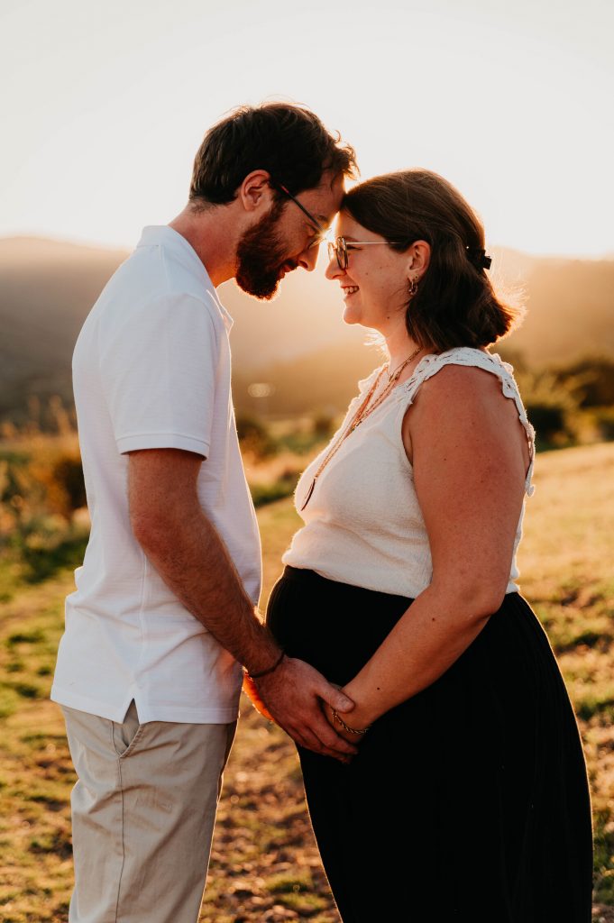  Séance photo grossesse dans les vignes du Beaujolais au coucher du soleil