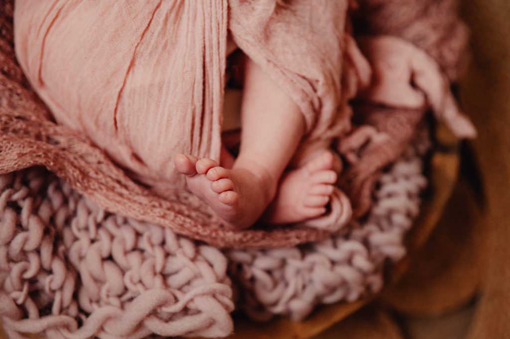 Séance photo naissance à domicile bébé arc-en-ciel
