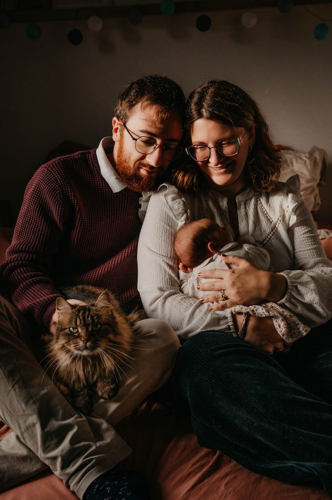 Famille réunie autour de la naissance de leur bébé 