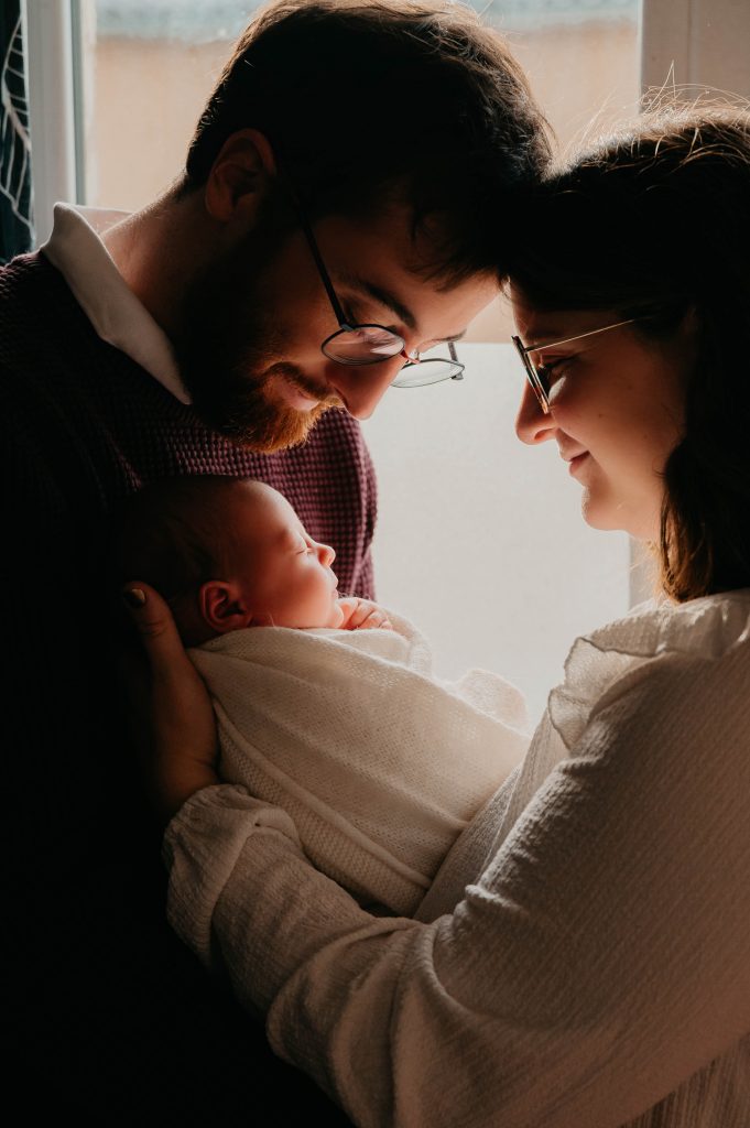   Nouveau-né dans les bras de ses parents